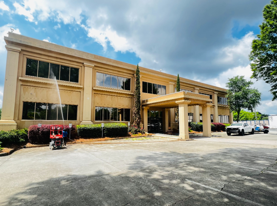 Building Washing in Lawrenceville, GA